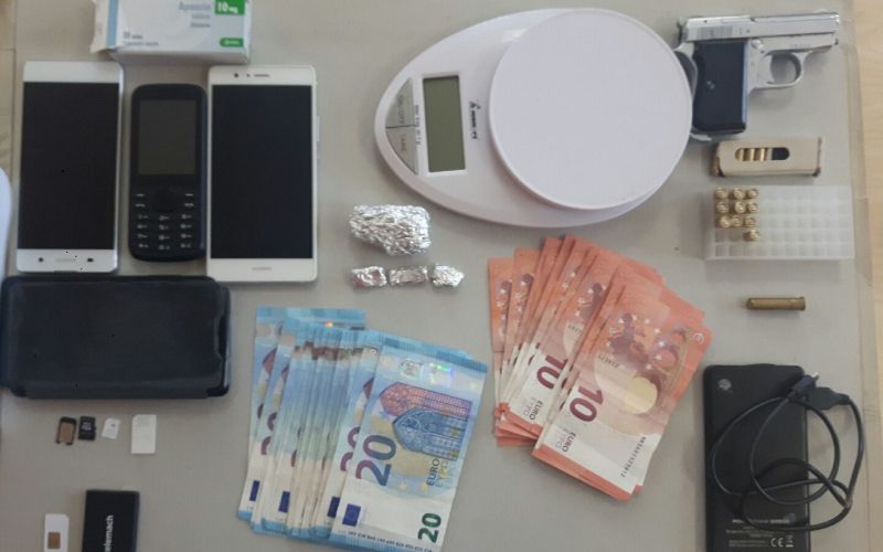 Droga, pištola, gotovina, tehtnica.jpeg