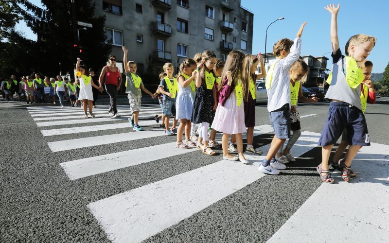 Otroci na poti v šolo