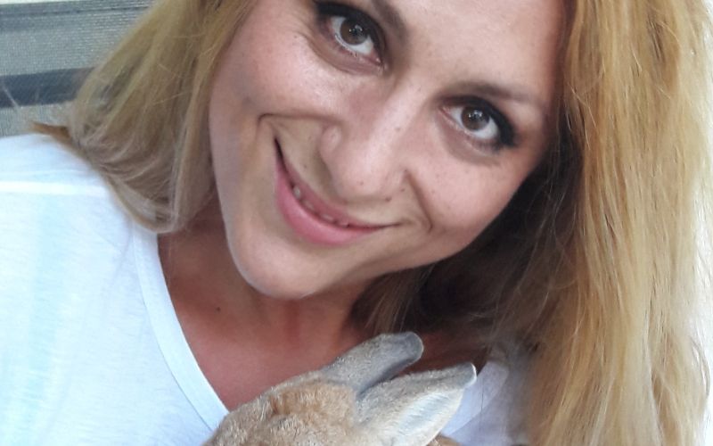 Nina Maurovič zajčka Tomi in Cookie 1
