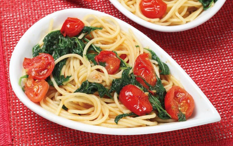 spagetu s cesnjevci in rukulo.jpg