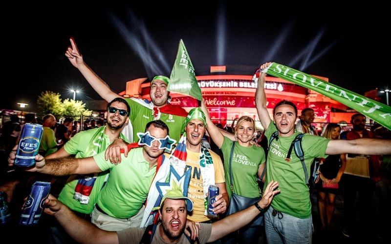 slovenija navijači.jpg
