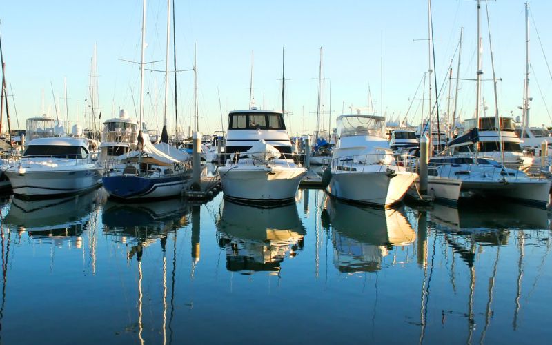 čolni, marina