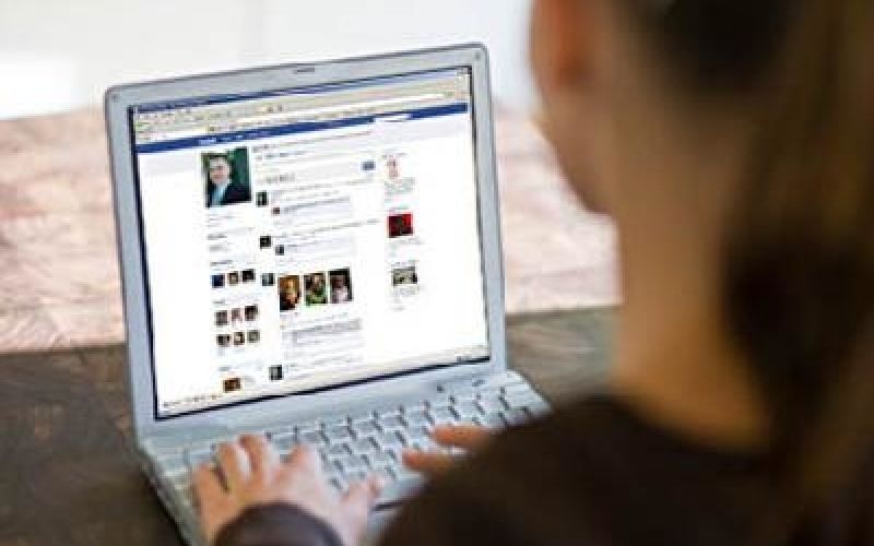 deklica na facebooku.jpg