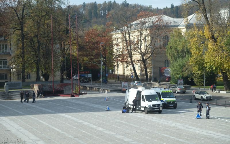 Trg republike, kovček.jpg