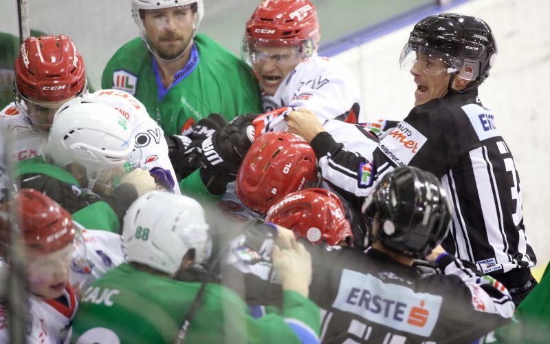 olimpija jesenice hokej 17 af.JPG