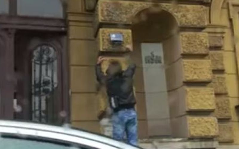 trg maršala tita, plošča, lopata