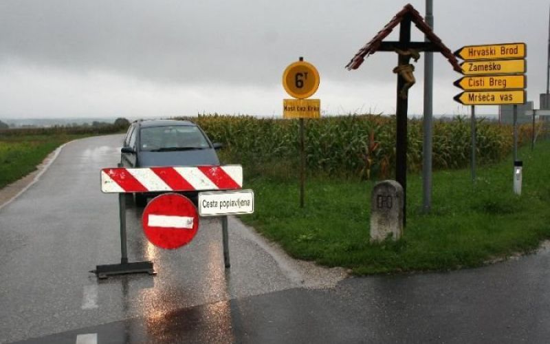 poplave_zapora_ceste.jpg