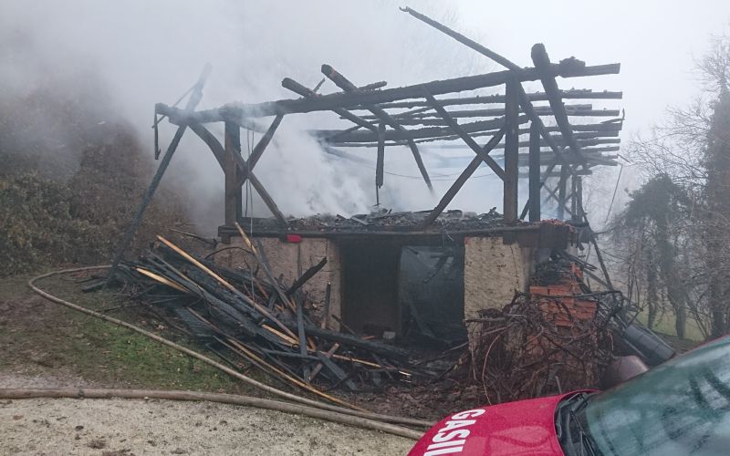 Posledice obsežnega požara.