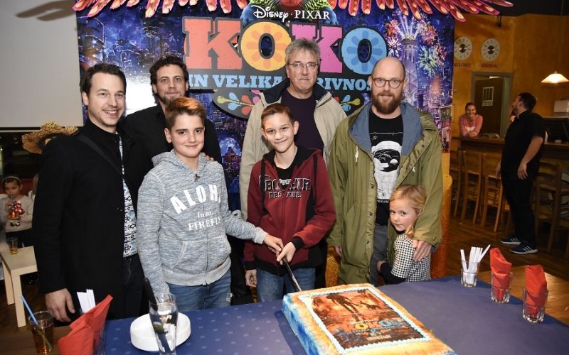 Sinhro ekipa pri slavnostnem razrezu torte.jpg