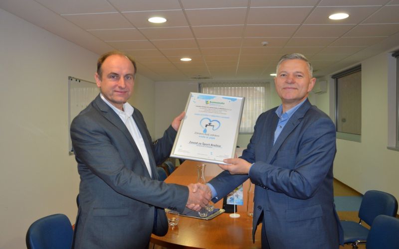 k_projektu_zdravo_bolj_zdravo_voda_iz_pipe_je_pristopil_zavod_za_sport_brezice___foto_komunala_...