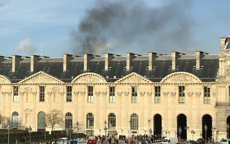 louvre požar twitter.jpg