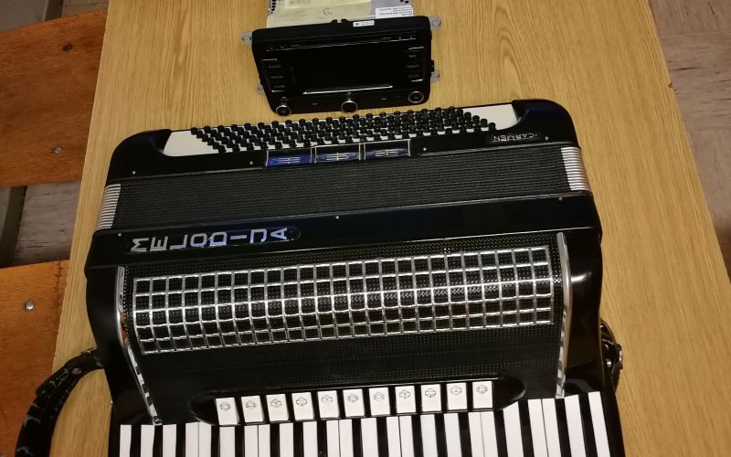 odtujeni predmeti, klavirska harmonika, avtoradio