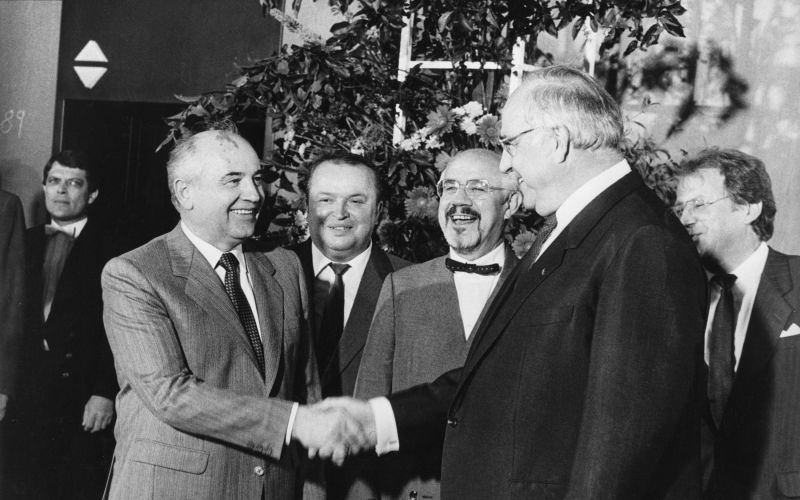 Mihail Gorbačov, Helmut Kohl.jpg