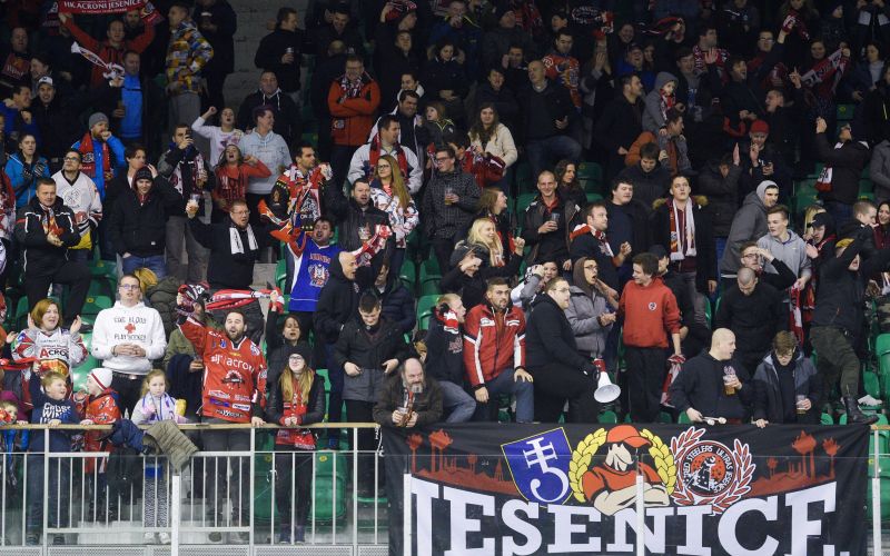sz olimpija jesenice navijaci hokej 17 mm.jpg