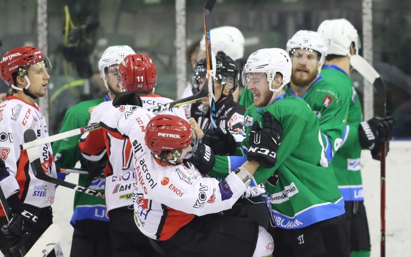 olimpija jesenice hokej 17 af.JPG