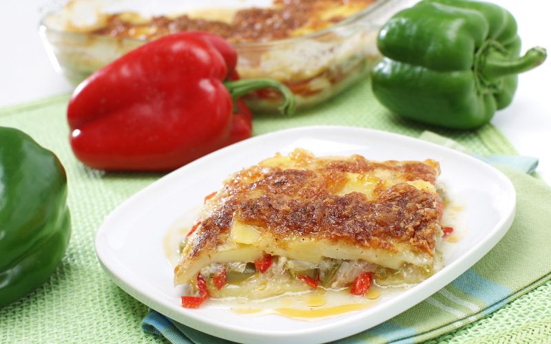Zapečen krompir s papriko in sirom