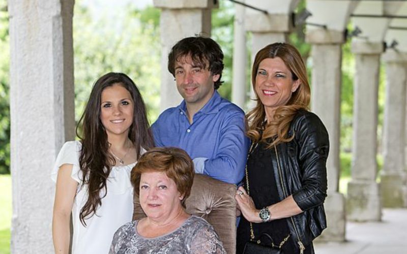 Tomaz. mama Katja, hci Sarain zena Flavia.png