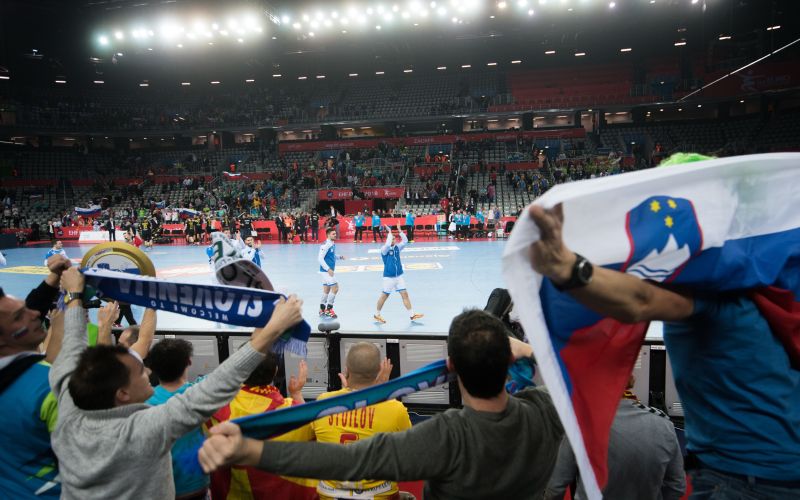 slovenija crna gora navijaci.jpg