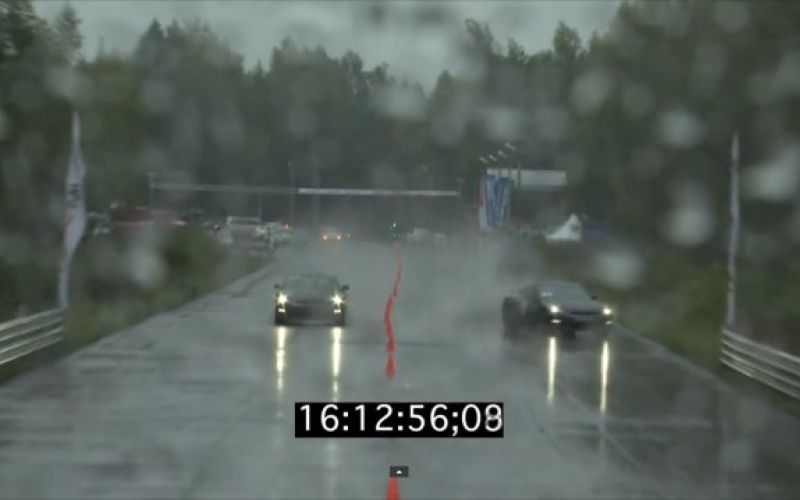 GT-R v dežju