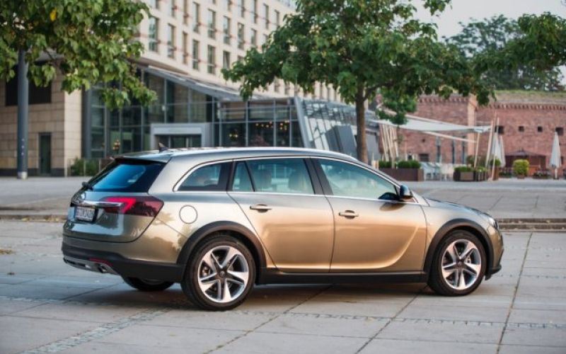Insignia CT na voljo tudi s prednjim pogonom