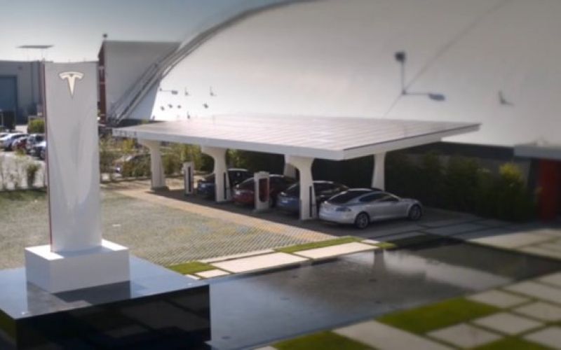 Tesla gradi polnilnice