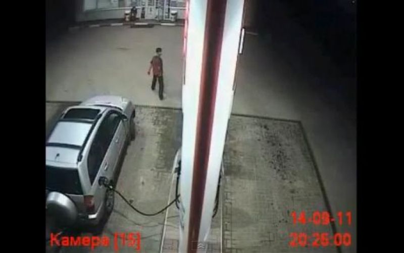 Ko na bencinski črpalki popusti zbranost...