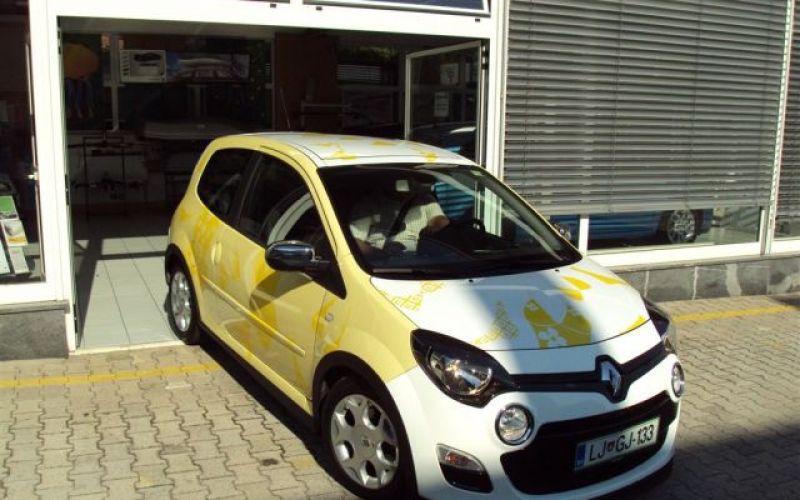 Unikatni twingo bikini na slovenskih cestah