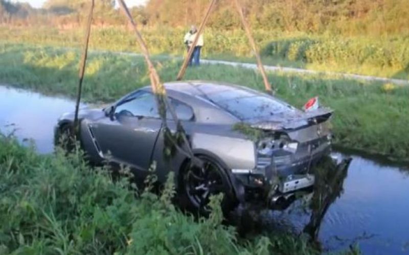 GT-R pod vodo