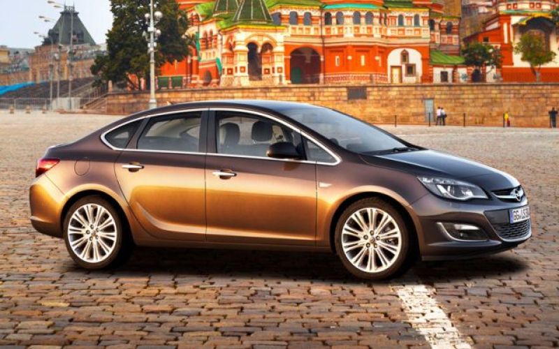 Opel na avtosalonu v Moskvi