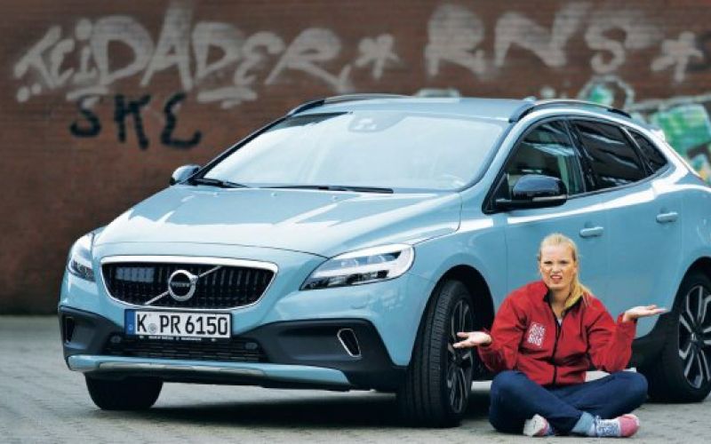 PREIZKUSILI SMO: Volvo V40 cross country