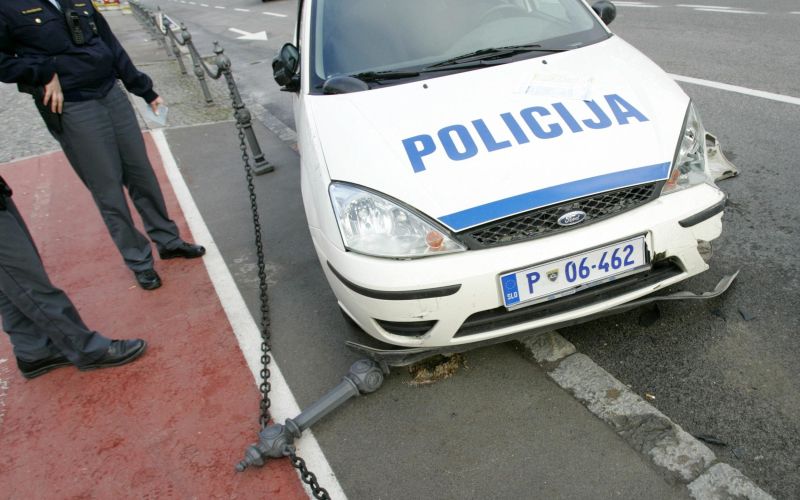 policijski avto, poškodbe.jpg