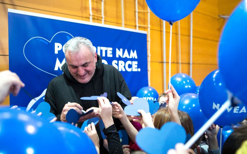 Sasa Doncic je z veseljem prav vsakemu ozmed 120 otrok dal svoj podpis.jpg
