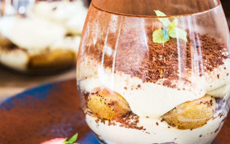 tiramisu v kozarcu