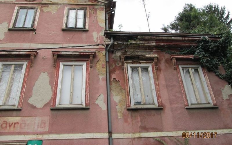 propadajoca_hisa_v_brestanici.jpg