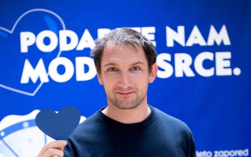 Zlati Primož Kozmus je podaril modro srce za otroke iz socialno šibkejših okolij.JPG