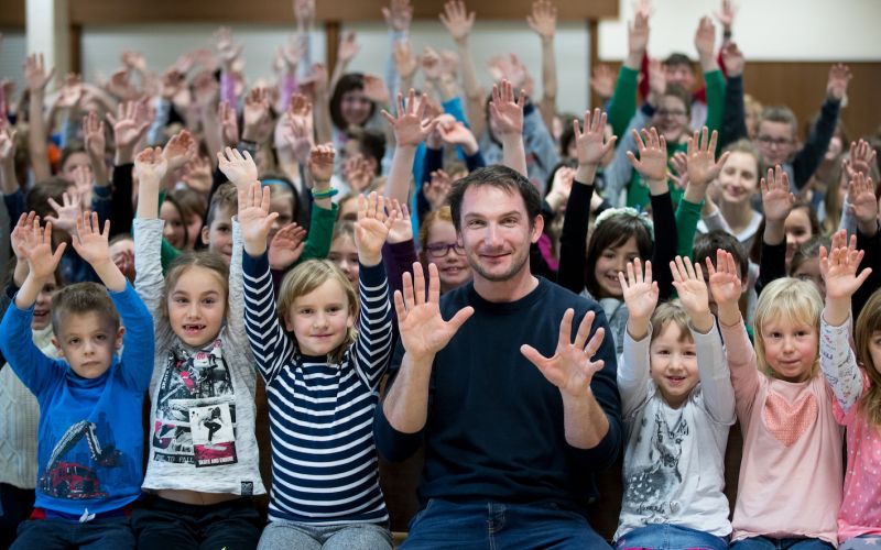 Primož Kozmus med otroki iz osnovne šole Brestanice, šole, ki jo je obiskoval tudi sam.JPG