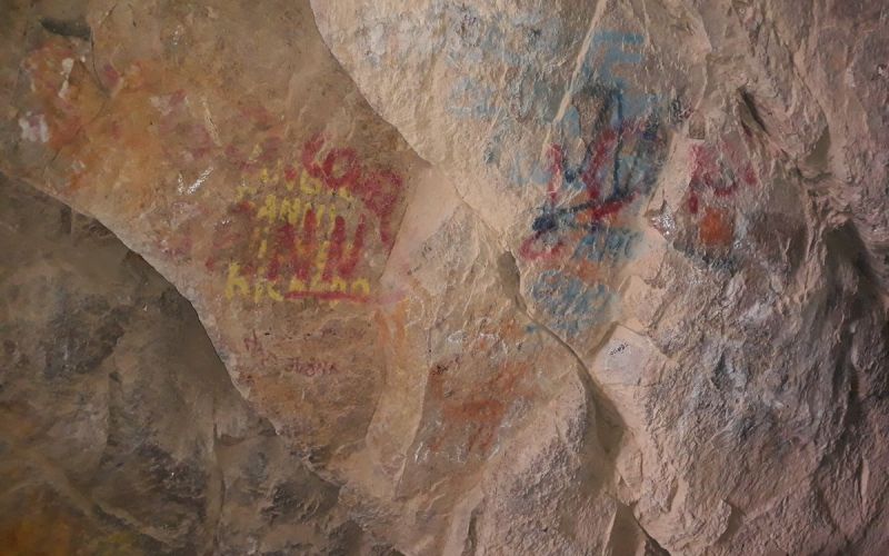 Cuevas de Anzota, jamske poslikave, grafiti