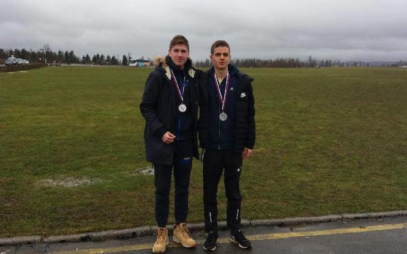 aljaz_in_matija_z_medaljama.jpg