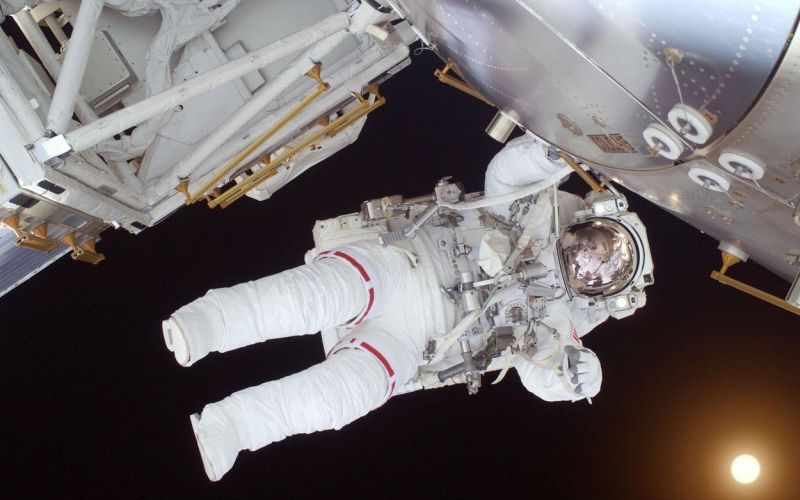 astronavt kozmonavt hubble teleskop