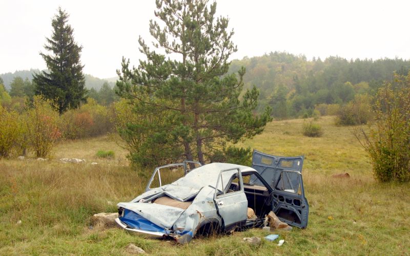 Divje odlagališče, razbitina avtomobila, pločevina.jpg