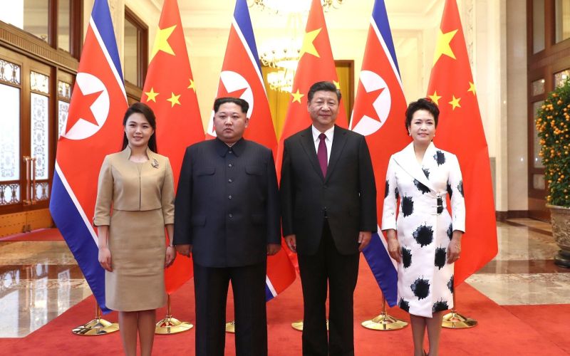 Xi Jinping (2nd R), Peng Liyuan (1st R) meet with Kim Jong Un in Ri Sol Ju.jpg