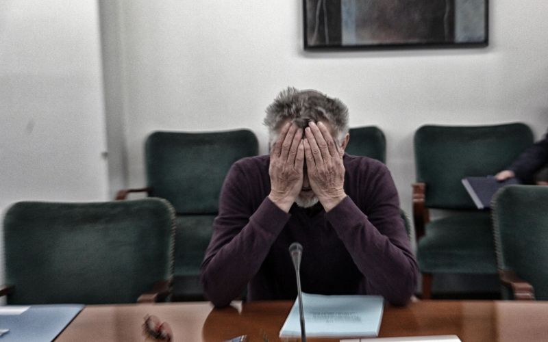 Matjaž Hanžek se drži za glavo