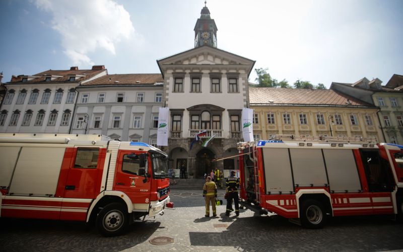 gasilci, mol, mestna občina ljubljana, sumljiva pošiljka, mestni trg.jpg