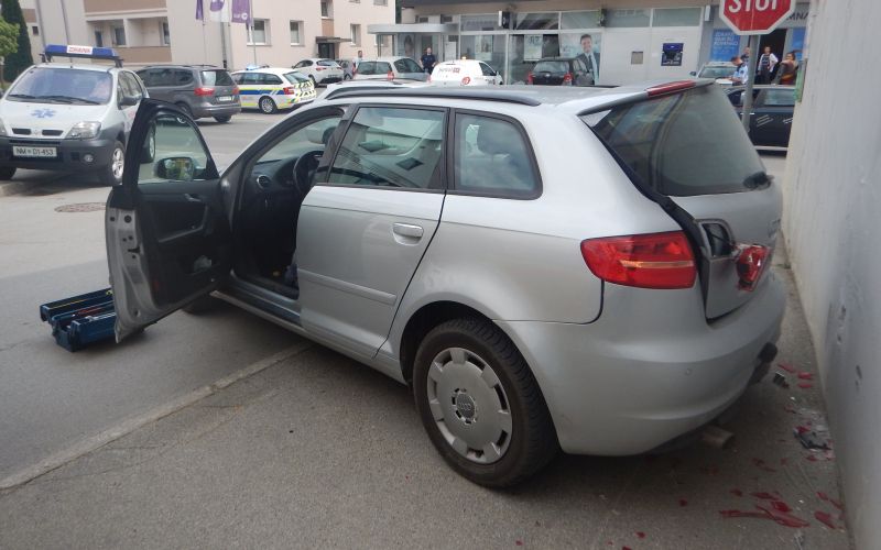 Trebnje, trčenje v stanovanjsko hišoJPG