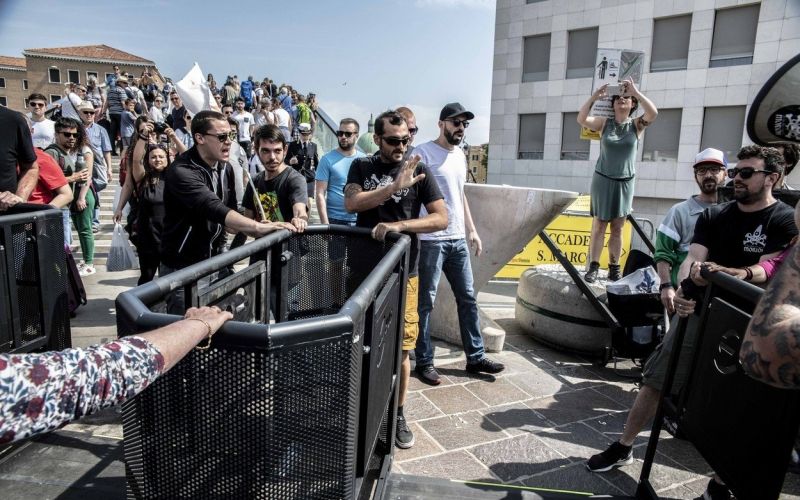 benetke protest vrata.jpg