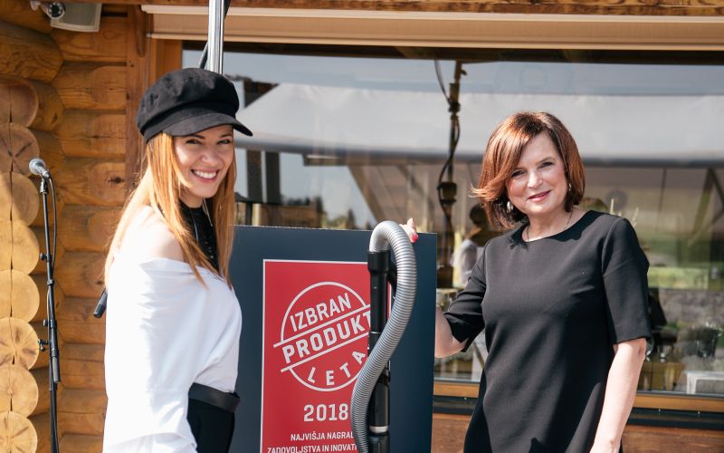 Direktorica Podjejta SEB Slovenija, Romana Kancler in Nina Pušlaorc.jpg