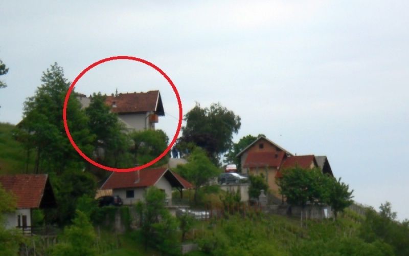 hiša mikčćevih na vrhu hriba1.jpg