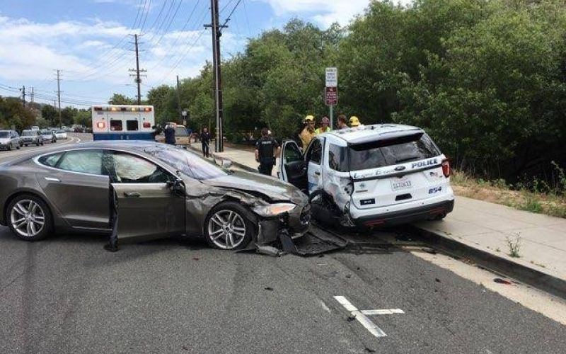 tesla, trk, policijsko vozilo, laguna beach1.jpg