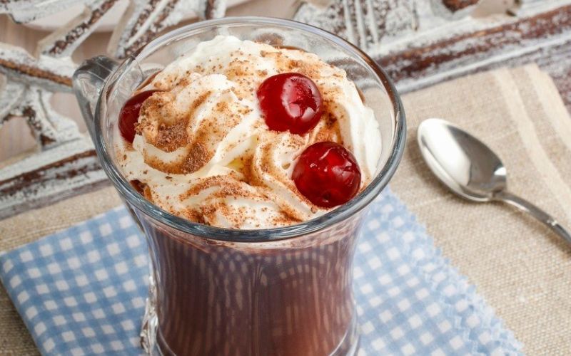 češnjev tiramisu