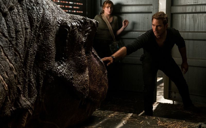 BRYCE DALLAS HOWARD, CHRIS PRATT in T. rex_Jurski svet_Padlo kraljestvo.JPG